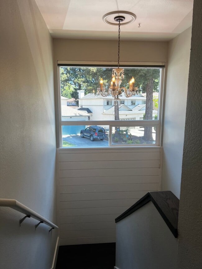 Building Photo - Modern 3 Bed / 2 Bath End Unit Home for Re...