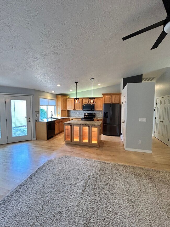 Building Photo - Free Rent for September!! Spacious Duplex ...