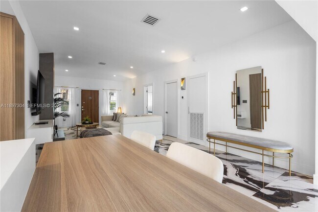 Building Photo - 1544 Michigan Ave