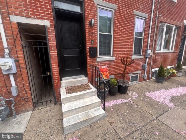 Building Photo - 533 Manton St