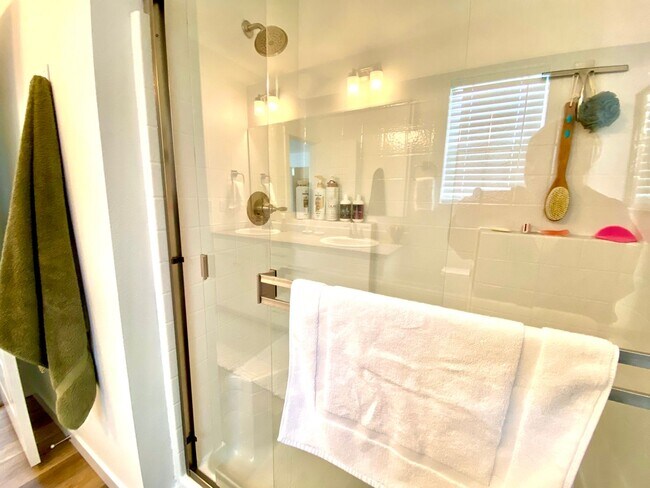 Building Photo - 3 Bedroom 2.5 Bath w/Community Pool AVAILA...