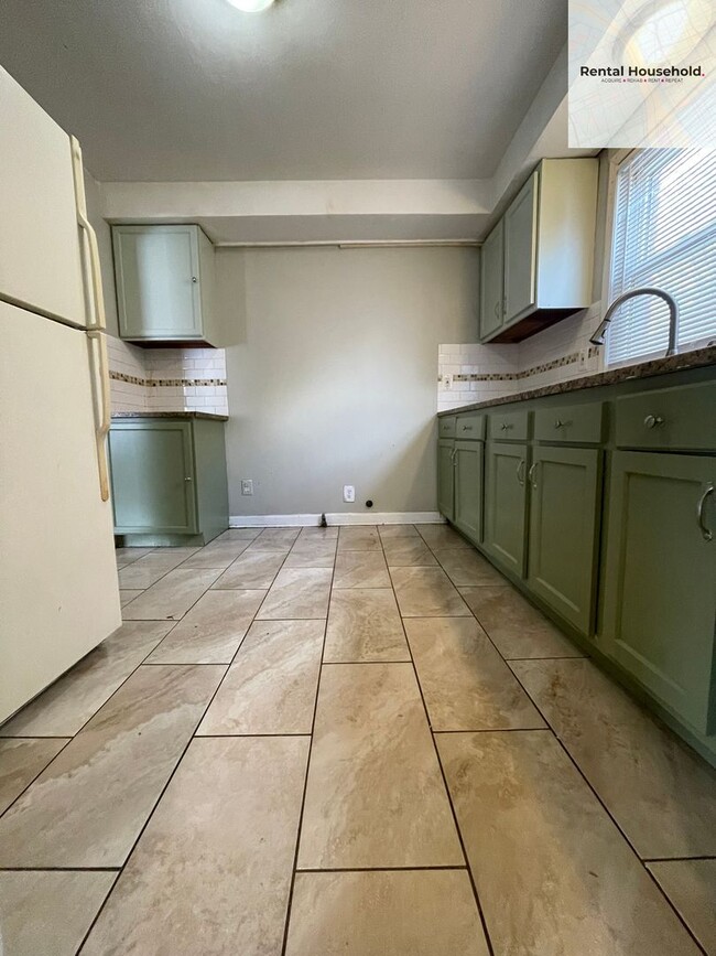 Building Photo - Beautiful 4 Bedroom Bungalow- Just $1300 a month