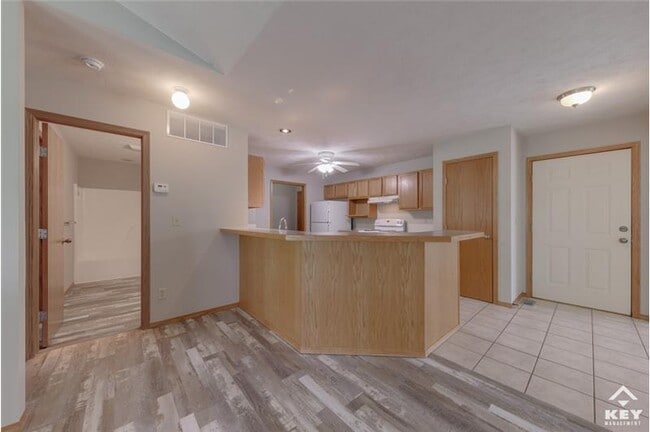 Building Photo - 565 N Bristol Ct