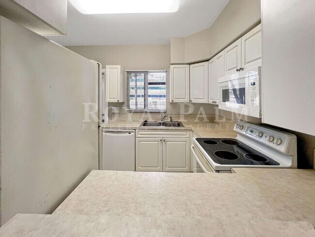 Building Photo - Your grocery bags will never complain about the commute — 2/2 on the first floor at Castilla Circ...