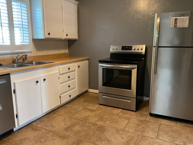 Building Photo - COMING SOON: Gorgeous 2bd/1bath home with one car garage in Joplin Mo!! 6 month lease!!!