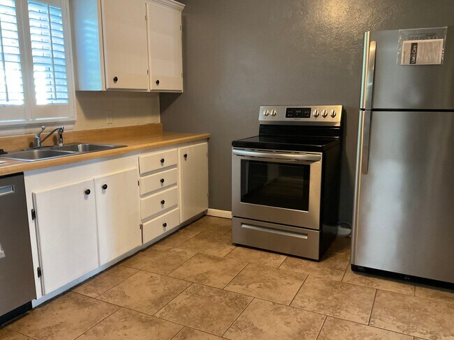 Building Photo - LEASE TAKEOVER: NO DEPOSIT NEEDED!!! Gorgeous 2bd/1bath home with one car garage in Joplin Mo!! 6...
