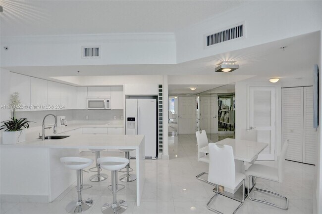 Building Photo - 16699 Collins Ave