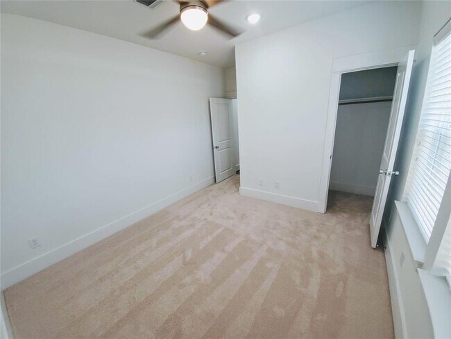 Building Photo - 311 Cyclamen St