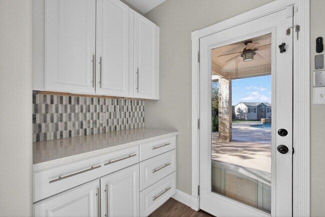 Building Photo - 6272 N Fawnlake Dr