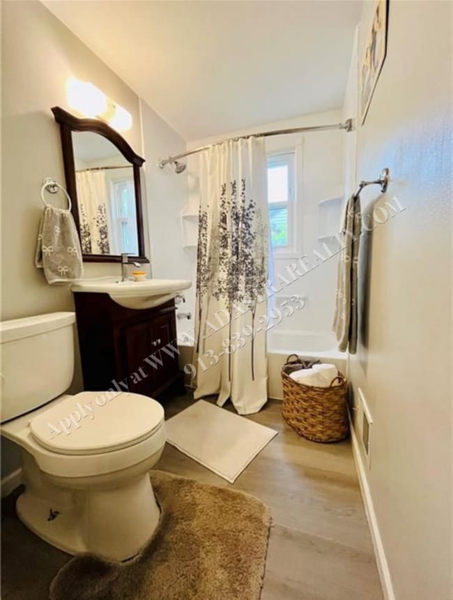 Building Photo - Charming 3 Bed 2 Bath Home-Coming SOON!