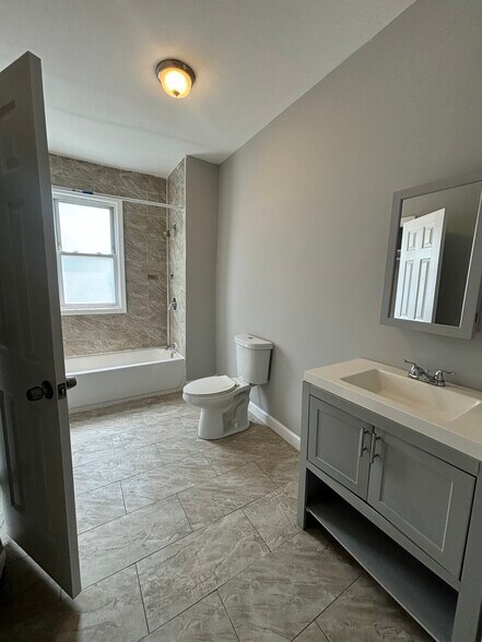 Unit 2 - 905 S 16th St