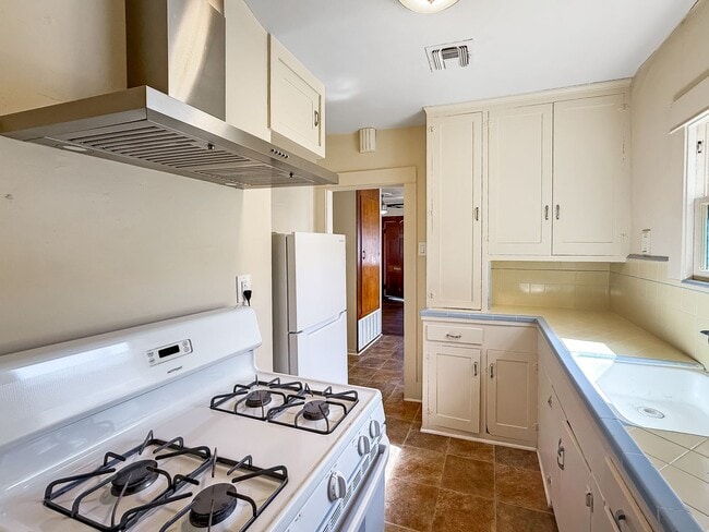 Building Photo - Perfectly located 1 Bd/1Ba house with a bo...