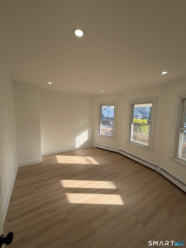Building Photo - 142 Cowles St