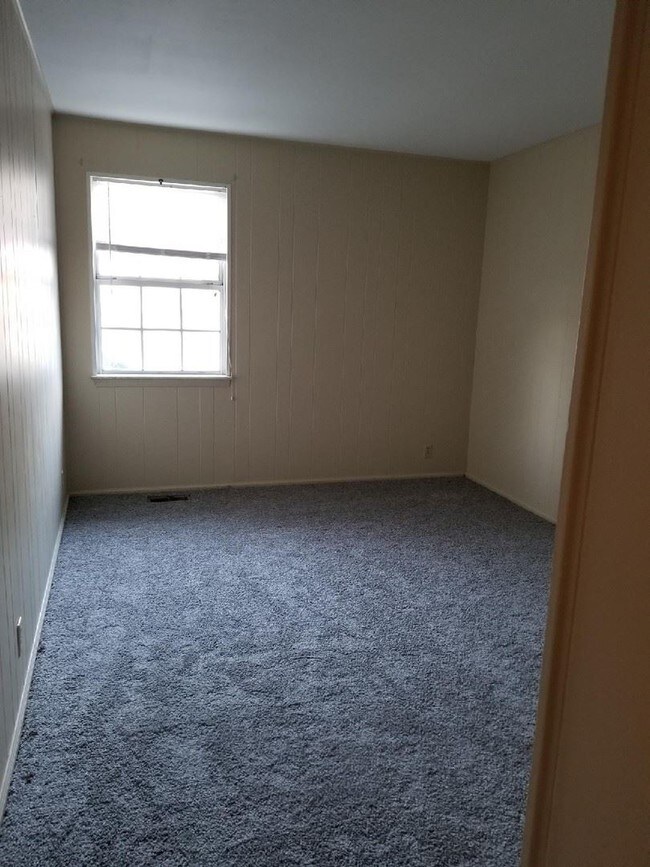 Building Photo - 3 br, 2 bath House - 13 Cresthill Dr. #30