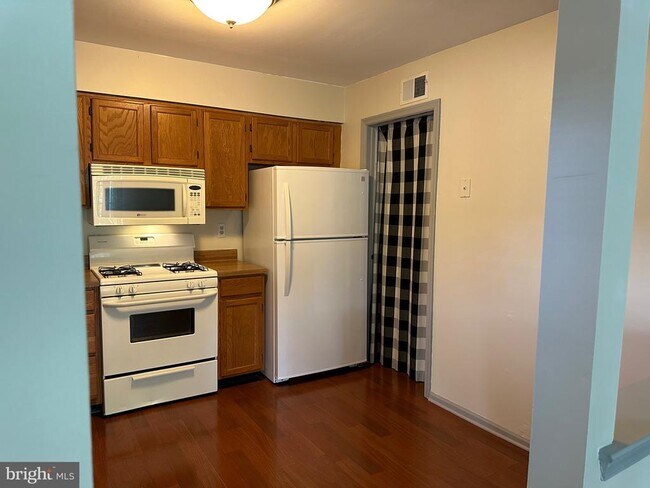 Building Photo - 128 Andover Pl