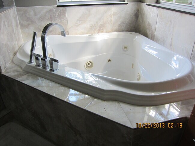 Master Bath-Roman Tub - 6325 Winding Lake Dr