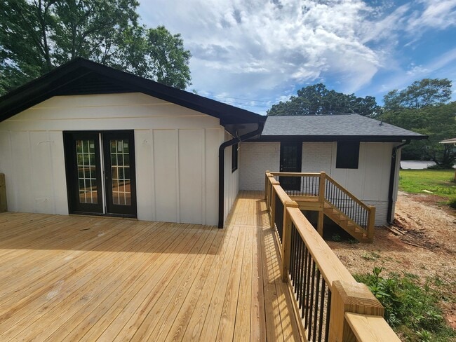 Building Photo - 1055 College Station Rd