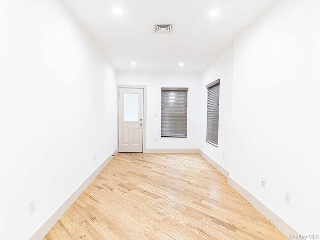 Building Photo - 282 E 38th St