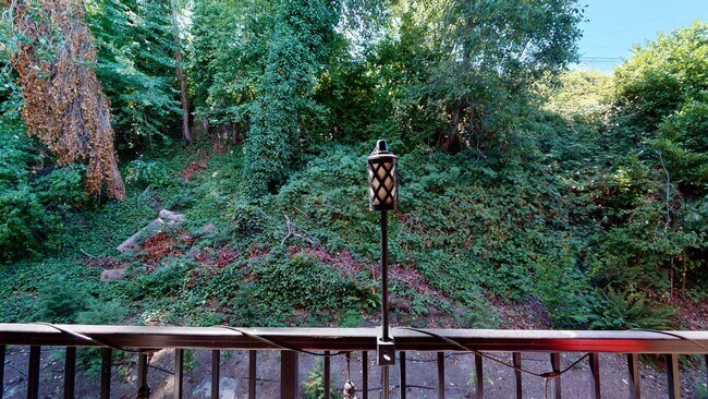 Building Photo - West Seattle Townhome - 2 bedroom 2 bathroom located in Sylvan Ridge Townhomes!  Available now!