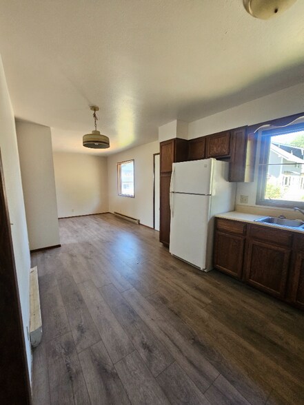 Building Photo - 203 W Larch St