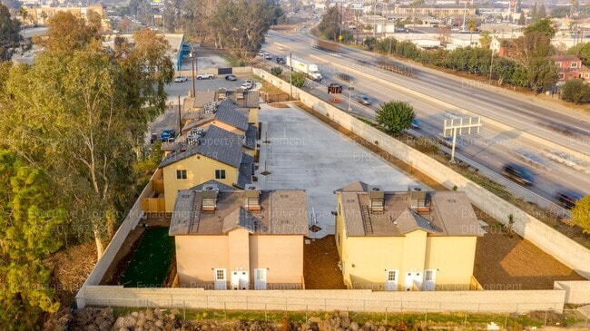 Building Photo - Bluehorse Townhomes