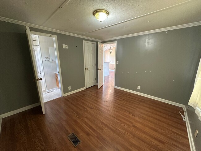 Building Photo - Christiansburg, 3 BR / 2 BA Available Now