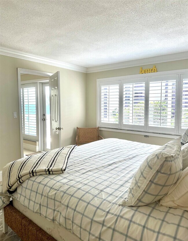 Building Photo - 1169 Hillsboro Mile