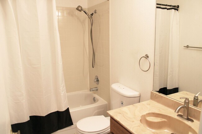 Building Photo - 3-BEDROOM IN CASTLE HILLS FOREST