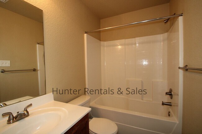Building Photo - Spacious Duplex