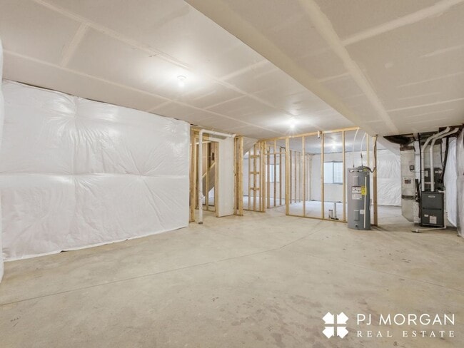 Building Photo - Spacious, Stylish, and Ready for You!