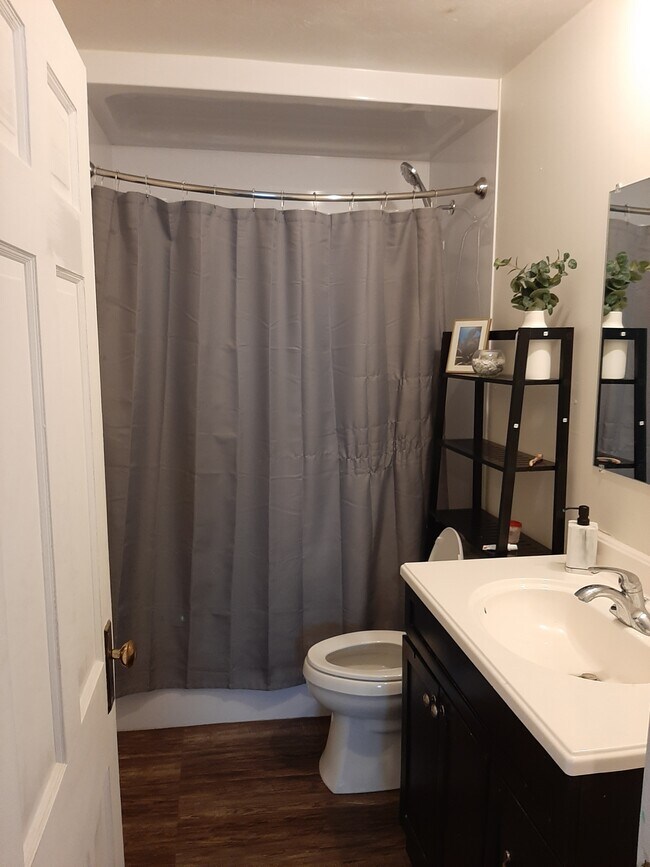 Building Photo - 105 S Orchard St