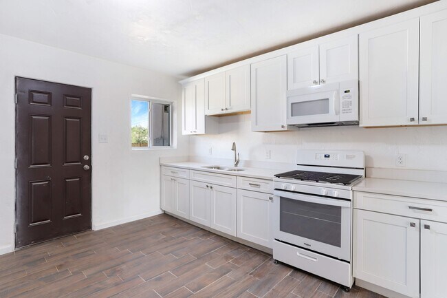 Building Photo - 621 S Melendres St