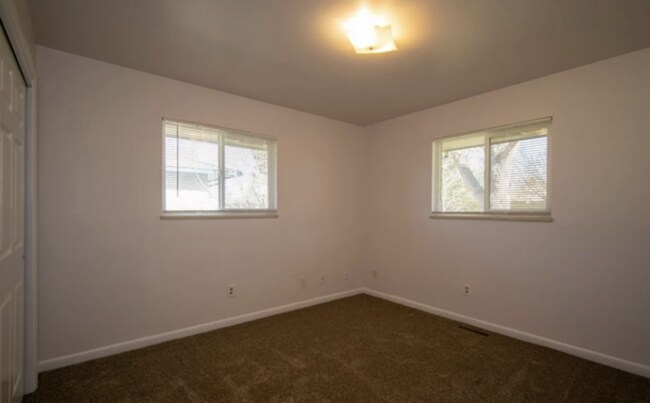 Building Photo - Cozy 2-Bed Home with Large Backyard & Garage