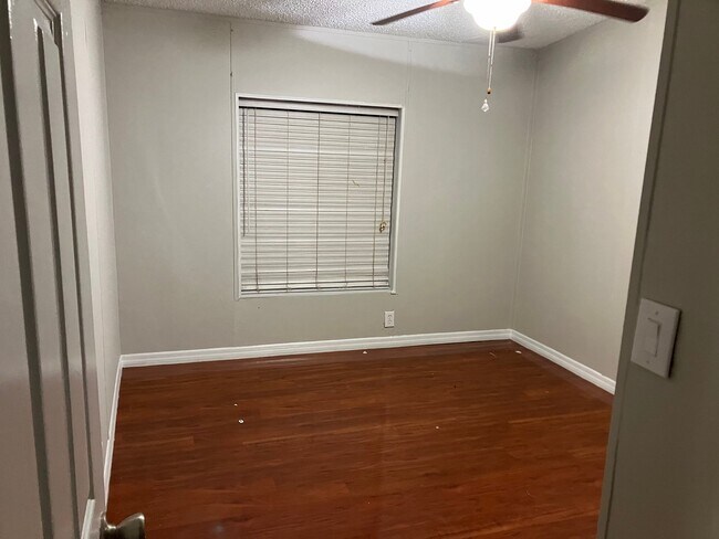 Building Photo - 1706 Riverview Dr