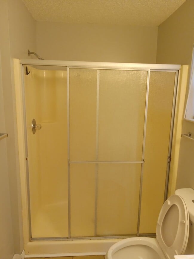 Building Photo - Move-In Ready 2BR/2BA Home with Modern Upd...