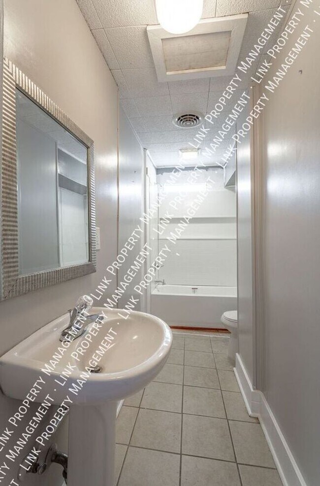 Building Photo - Charming Fully Renovated 4-Bedroom Home in...
