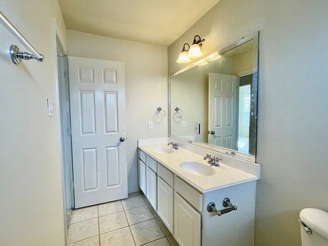 Building Photo - Gorgeous 4-bedroom home!