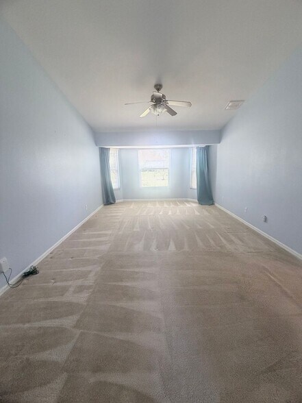 Building Photo - SW Area - Move in Ready, off Chiquita Blvd