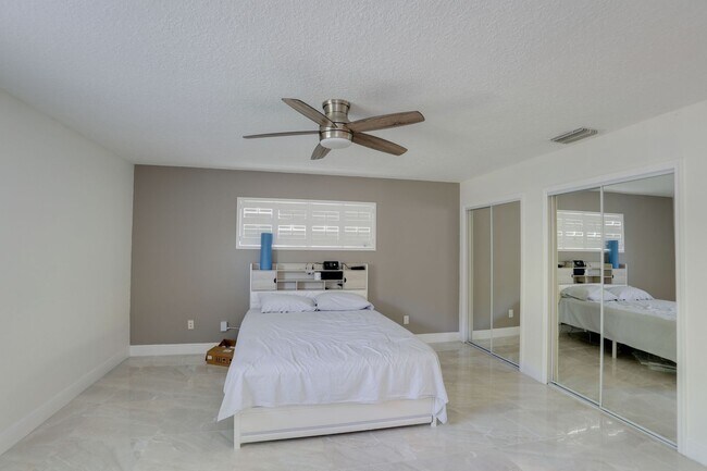 Building Photo - 633 Spring Oaks Blvd