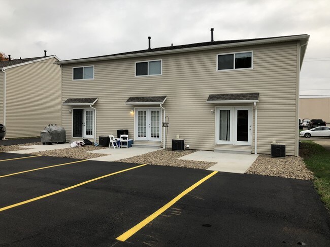 Primary Photo - Evergreen Townhouses on Lee St