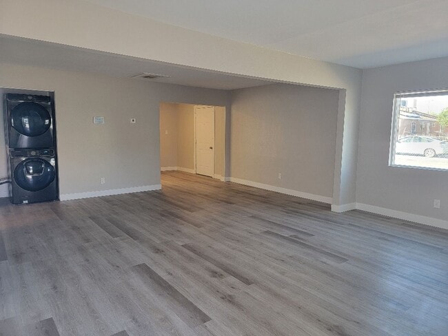 Building Photo - 3 BEDROOM**UPGRADES*CLOSE TO AREA SCHOOLS ...