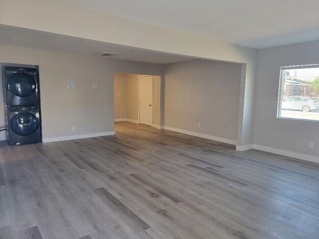 Building Photo - 3 BEDROOM**UPGRADES*CLOSE TO AREA SCHOOLS AND SHOPPING CENTERS*