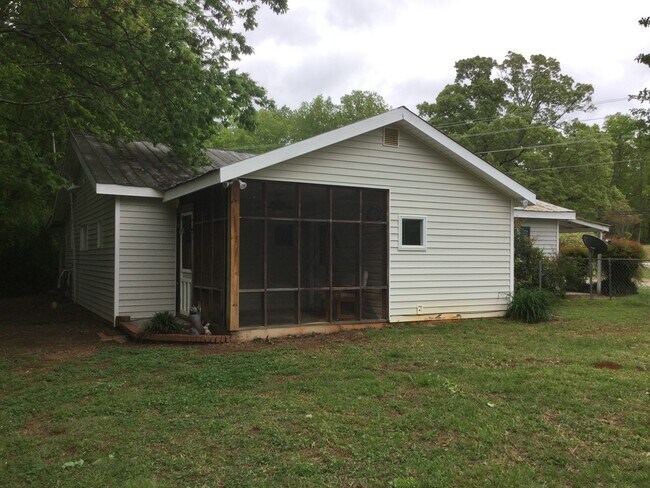 Building Photo - Country House on 1 Acre