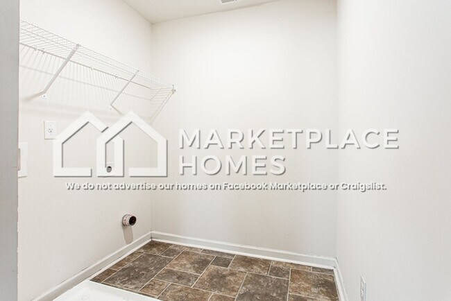 Building Photo - 484 Emporia Loop