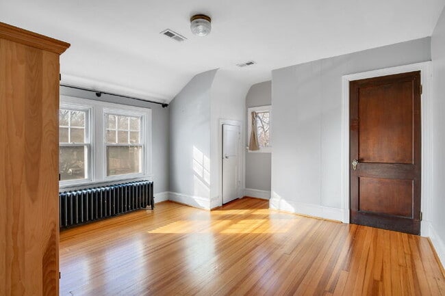 Building Photo - Standout 3-bed, 1.5-bath 1930s Richmond home full of vintage charm