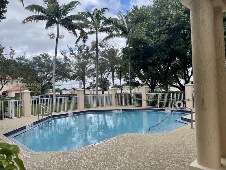 Building Photo - 8835 S Isles Cir