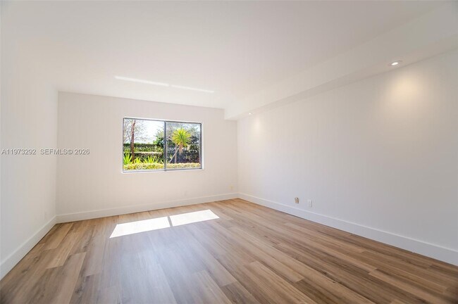 Building Photo - 370 Racquet Club Rd