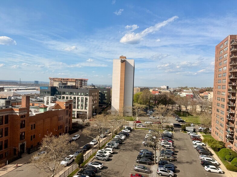 Building Photo - 10 Huron Ave
