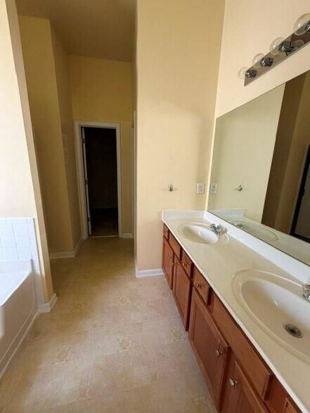 Building Photo - 1020 Capstone Ct