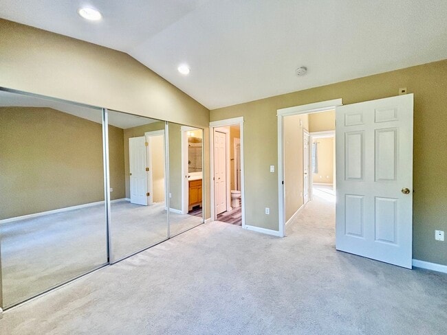 Building Photo - Beautiful 2bed townhome for rent in Bellevue